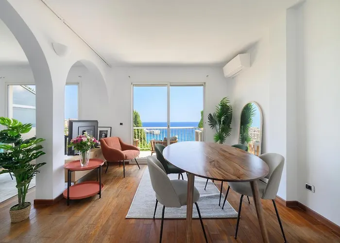 Proche Monaco, Vue Et Acces A La